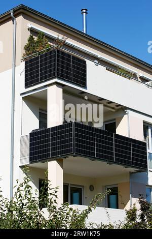 04.09.2023, Deutschland, Berlin, Berlin - Solarmodule werden auf Balkonen eines Wohnhauses zur privaten Stromerzeugung montiert. So genannter Balkon Stockfoto