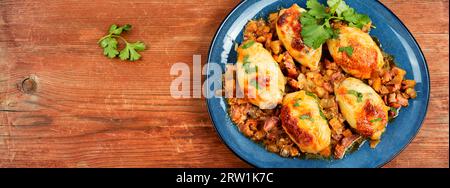 Köstliche gefüllte Tintenfischschlachtkörper mit Salsa-Sauce auf einem Teller. Leerzeichen kopieren. Stockfoto