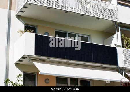 04.09.2023, Deutschland, Berlin, Berlin - Solarmodule für die private Stromerzeugung sind auf dem Balkon eines Wohnhauses montiert. So genannt Stockfoto