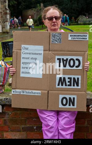 Wimborne, Dorset, Großbritannien. September 2023. Global marsch über die Welt, um ein Ende der fossilen Brennstoffe zu fordern - Extinction Rebellion XR demonstriert mit Plakaten in Wimborne, Dorset. Der Klimawandel wird die Welt AUF DEN KOPF stellen. Quelle: Carolyn Jenkins/Alamy Live News Stockfoto