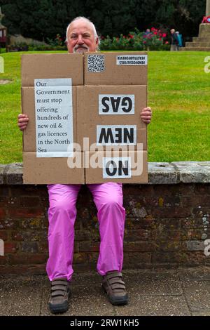 Wimborne, Dorset, Großbritannien. September 2023. Global marsch über die Welt, um ein Ende der fossilen Brennstoffe zu fordern - Extinction Rebellion XR demonstriert mit Plakaten in Wimborne, Dorset. Der Klimawandel wird die Welt AUF DEN KOPF stellen. Quelle: Carolyn Jenkins/Alamy Live News Stockfoto