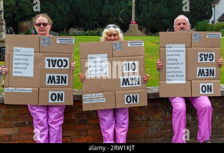 Wimborne, Dorset, Großbritannien. September 2023. Global marsch über die Welt, um ein Ende der fossilen Brennstoffe zu fordern - Extinction Rebellion XR demonstriert mit Plakaten in Wimborne, Dorset. Der Klimawandel wird die Welt AUF DEN KOPF stellen. Quelle: Carolyn Jenkins/Alamy Live News Stockfoto