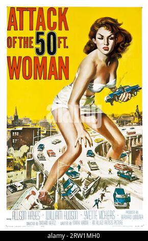 1956 Attack of the Giant Woman Filmplakat mit Allison Hayes, das Freeway und Autos zeigt Stockfoto