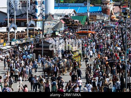 München, Deutschland. September 2023. Oktoberfestbesucher drängen die Festwiese. Die 188. Wiesn findet in diesem Jahr vom 16.09. Bis 03.10.2023 statt. Quelle: Lukas Barth/dpa/Alamy Live News Stockfoto