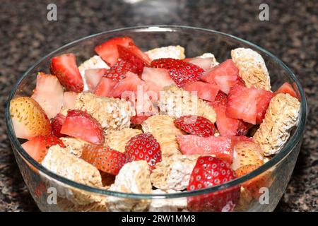 Nahaufnahme von Weizenkerealien mit gehackten Erdbeeren. Stockfoto