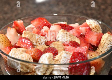 Nahaufnahme von Weizenkerealien mit gehackten Erdbeeren. Stockfoto