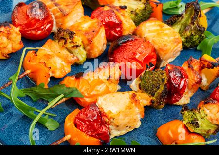Spieße von Fischlachs und Gemüse auf Holzspießen Stockfoto