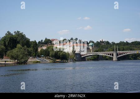 Manes Bridge und Straka Academy. Blick von einem Boot. Prag, Tschechische Republik Stockfoto