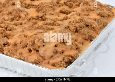 Nahaufnahme eines Himbeer-Crumb-Kuchens. Stockfoto