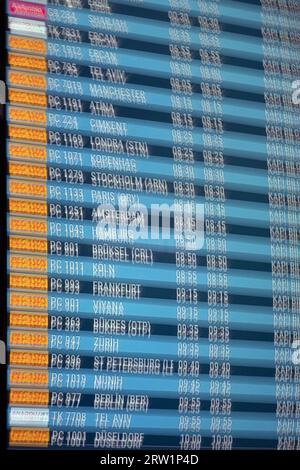 21.03.2023, Türkei, Istanbul, Istanbul - Abflüge des Tages auf einer Anzeigetafel. 00S230321D278CAROEX.JPG [MODELLVERSION: NICHT ZUTREFFEND, REF Stockfoto