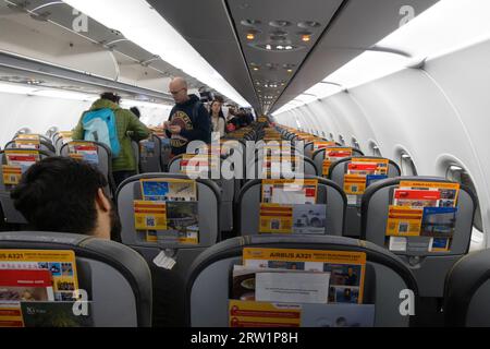 21.03.2023, Türkei, Istanbul, Istanbul - Passagiere in einer Flugzeugkabine von Pegasus Airlines. 00S230321D286CAROEX.JPG [MODELLVERSION: NEIN, EIGENSCHAFTSVERSION Stockfoto