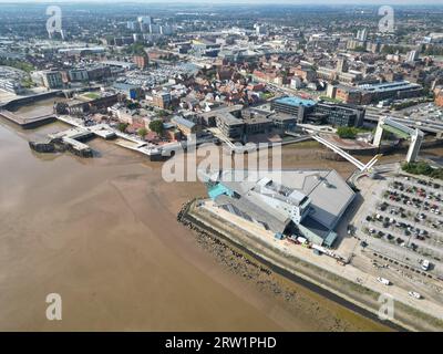 Hochauflösende Drohnenansicht von Hull, dem Hafengebiet am britischen Ufer Stockfoto