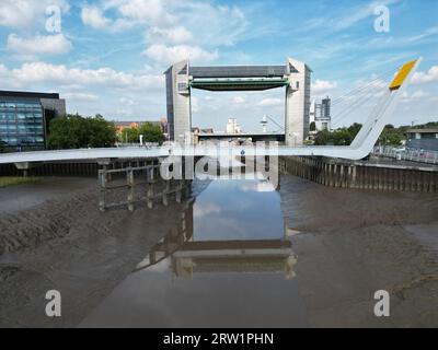 Hochauflösende Drohnenansicht von Hull, dem Hafengebiet am britischen Ufer Stockfoto