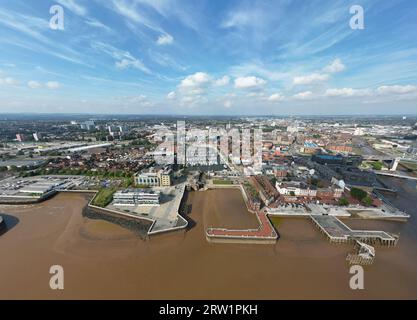 Hochauflösende Drohnenansicht von Hull, dem Hafengebiet am britischen Ufer Stockfoto