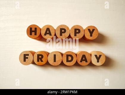 Happy friday Words Holzwürfel auf weißem Hintergrund. Stockfoto