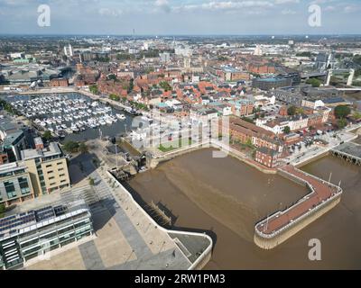 Hochauflösende Drohnenansicht von Hull, dem Hafengebiet am britischen Ufer Stockfoto