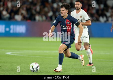 Paris, Frankreich. September 2023. Vitinha von PSG während des Ligue-1-Fußballspiels der französischen Meisterschaft zwischen Paris Saint-Germain und OGC Nizza am 15. September 2023 im Parc des Princes Stadion in Paris, Frankreich - Foto Jean Catuffe/DPPI Credit: DPPI Media/Alamy Live News Stockfoto