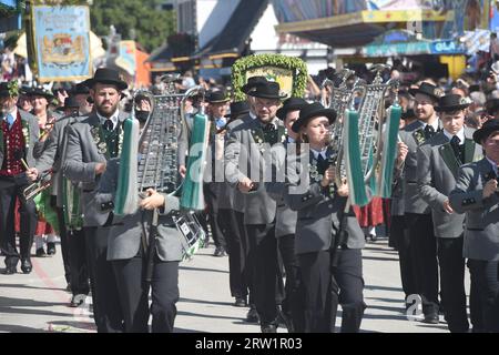 München, Deutschland. September 2023. Musiker gehen mit dem Eintritt in die Wiesnwirte. Die 188. Wiesn findet in diesem Jahr vom 16.09. Bis 03.10.2023 statt. Quelle: Felix Hörhager/dpa/Alamy Live News Stockfoto