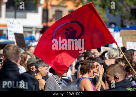 Köln, Deutschland. September 2023. Gegendemonstranten des Marsches um das Leben schwenken eine Flagge mit dem Symbol der Emanzipation. Quelle: Thomas Banneyer/dpa/Alamy Live News Stockfoto