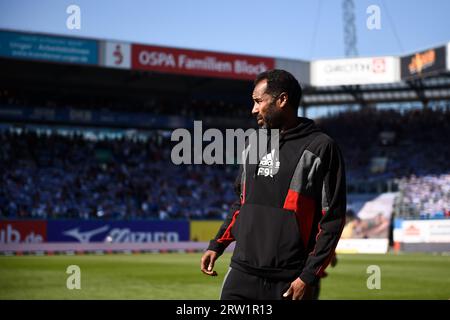 Rostock, Deutschland. September 2023. Fußball: 2. Bundesliga, Hansa Rostock - Fortuna Düsseldorf, 6. Spieltag, Ostseestadion. Der Düsseldorfer Trainer Daniel Thioune kommt zu Beginn des Spiels im Ostseestadion an. Danksagung: Gregor Fischer/dpa - WICHTIGER HINWEIS: gemäß den Anforderungen der DFL Deutsche Fußball Liga und des DFB Deutscher Fußball-Bund ist es untersagt, im Stadion und/oder im Spiel aufgenommene Fotografien in Form von Sequenzbildern und/oder videoähnlichen Fotoserien zu nutzen oder nutzen zu lassen./dpa/Alamy Live News Stockfoto