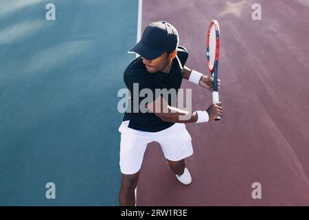 Ein professioneller Tennisspieler, der sich darauf vorbereitet, den Ball zu schlagen Stockfoto