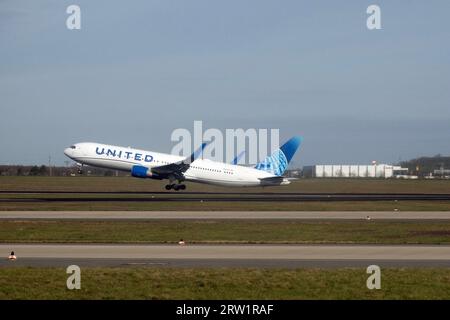 31.03.2023, Deutschland, Brandenburg, Schönefeld - United Airlines Boeing 767 startet vom Flughafen BER. 00S230331D392CAROEX.JPG [MODELLVERSION: NICHT APP Stockfoto