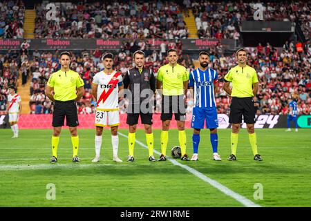 Madrid, Spanien. September 2023. Oscar Valentin (Rayo Vallecano) und Ruben Duarte (Deportivo Alaves) mit den Schiedsrichtern vor dem LaLiga EA Sports-Fußballspiel zwischen Rayo Vallecano und Deportivo Alaves im Estadio de Vallecas. Rayo Vallecano 2 : 0 Deportivo Alaves Credit: SOPA Images Limited/Alamy Live News Stockfoto