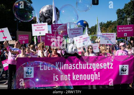 15.09.2023, Berlin, Deutschland, Europa - Freitage für zukünftige Unterstützer und Teilnehmer an einem Protest und globalen Klimastreik zur Beendigung fossiler Brennstoffe. Stockfoto