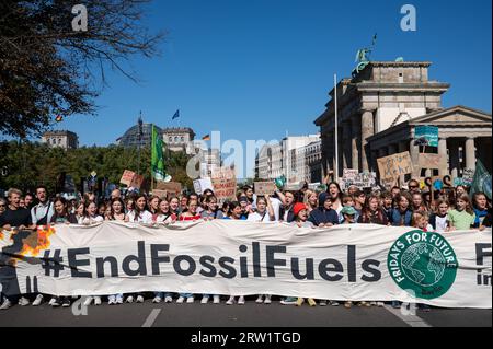 15.09.2023, Berlin, Deutschland, Europa - Freitage für zukünftige Unterstützer und Teilnehmer an einem Protest und globalen Klimastreik zur Beendigung fossiler Brennstoffe. Stockfoto