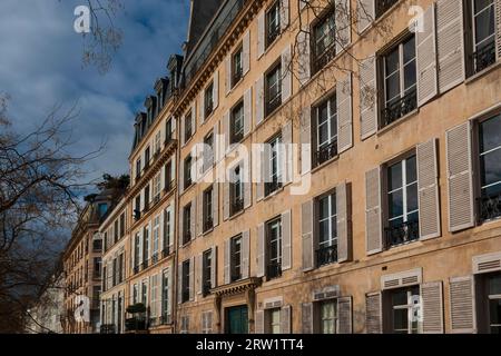 Architektur am Quai de Bethune an der île Saint-Louis, Paris, Frankreich (in der Nähe des ehemaligen Wohnhauses des Schriftstellers Francis Carcopino). Stockfoto