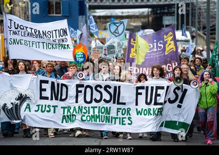 Edinburgh, Schottland, Großbritannien. September 2023. Demonstranten bei einer Demonstration gegen den globalen Klimawandel, die heute von Friends of the Earth und der Edinburgh Climate Coalition im schottischen Parlament in Edinburgh organisiert wurde. Eine Koalition von Umweltgruppen marschierte vom Mound nach Holyrood, um gegen die Nutzung fossiler Brennstoffe und gegen Öl- und Gasunternehmen zu protestieren. Iain Masterton/Alamy Live News Stockfoto