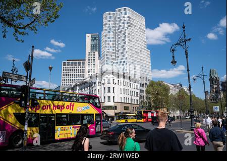 12.05.2023, Deutschland, Berlin, Berlin - Europa - Eine Strassenszene mit Fußgängern und Verkehr am Kurfürstendamm in City West im Bezirk Charlott Stockfoto