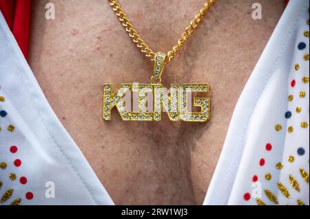 28.05.2023, Deutschland, Berlin, Berlin - Europa - Nahaufnahme der Kette mit dem „König“-Anhänger eines Elvis-Imitators beim Karneval der Kulturen in BE Stockfoto