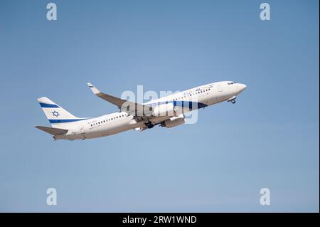 04.06.2023, Deutschland, Berlin, Berlin - Europa - Ein Passagierflugzeug der EL Al Israel Airlines vom Typ Boeing 737-800 mit der Registrierung 4X-EKS takin Stockfoto