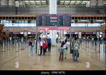 04.06.2023, Deutschland, Berlin, Berlin - Europa - eine Innenaufnahme zeigt Passagiere im Terminal 1 des Berlin-Brandenburg International BER Willy Brandt Ai Stockfoto