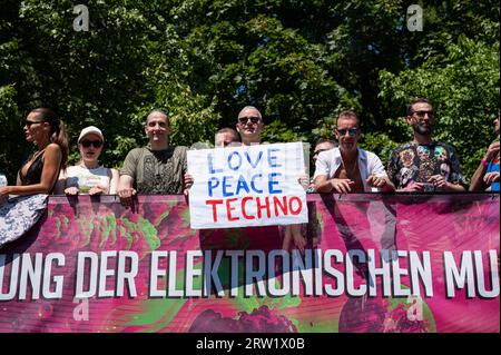 08.07.2023, Deutschland, Berlin, Berlin - Europa - Techno-Fans und -Freaks bei der Rave the Planet Parade, dem Nachfolger der Love Parade, der Hauptstadt Stockfoto