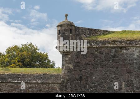 Die historischen Steinmauern einer Burg, einschließlich eines Eckaussichtsturms Stockfoto