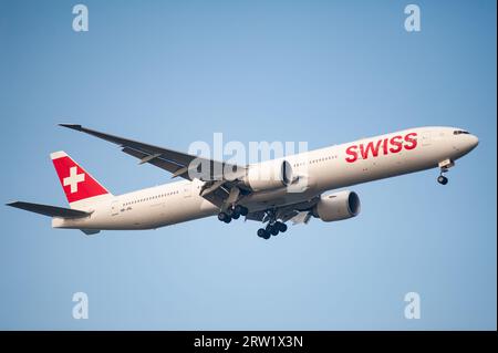 26.07.2023, Republik Singapur, Singapur, Singapur - Ein Passagierflugzeug der Swiss Airlines des Musters Boeing 777-300ER mit der Registrierung HB-JNL auf App Stockfoto