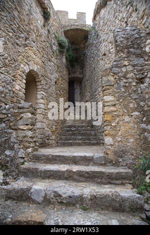 Eine Steintreppe in der mittelalterlichen Stadt saint-Montan (frankreich). Stockfoto