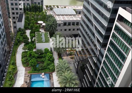 01.08.2023, Republik Singapur, Singapur - Blick von der Aussichtsplattform Green Oasis des neuen CapitaSpring Wolkenkratzers auf das Dach Stockfoto