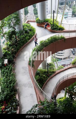 01.08.2023, Republik Singapur, Singapur - Besucher auf einer von vier Ebenen des vertikalen Gartens Green Oasis im neuen Wolkenkratzer CapitaSpring Stockfoto