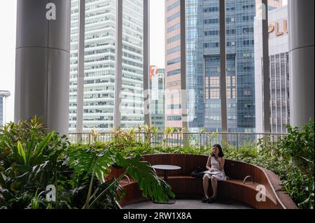 01.08.2023, Republik Singapur, Singapur - Besucher auf einer von vier Ebenen des vertikalen Gartens Green Oasis im neuen Wolkenkratzer CapitaSpring Stockfoto