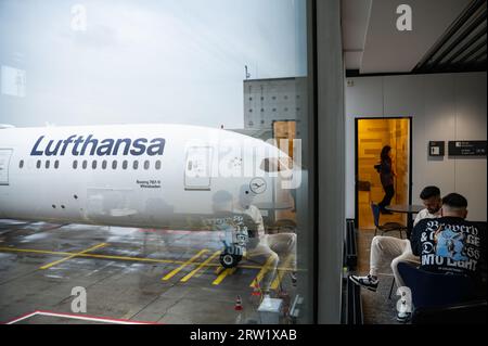 04.08.2023, Deutschland, Hessen, Frankfurt - Europa - Eine Lufthansa Boeing 787-9 Dreamliner Passagiermaschine parkt am Gate von Terminal 1 in Frankf Stockfoto