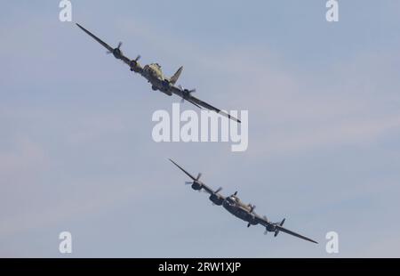 Duxford, Cambridgeshire, Vereinigtes Königreich. September 2023. Zum ersten Mal seit 28 Jahren flog Avro Lancaster von Battle of Britain Memorial Flight mit der B-17 Flying Fortress, bekannt als „Sally B“, auf der Battle of Britain Air Show von IWM Duxford. Quelle: Stuart Robertson/Alamy Live News. Stockfoto