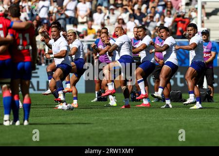 Bordeaux, Frankreich. September 2023. BORDEAUX, FRANKREICH - 16. SEPTEMBER: Haka of Samao während des Spiels der Rugby-Weltmeisterschaft Frankreich 2023 zwischen Samoa und Chile im Stade de Bordeaux am 16. September 2023 in Bordeaux, Frankreich. (Foto: Hans van der Valk/Orange Pictures) Credit: Orange Pics BV/Alamy Live News Stockfoto