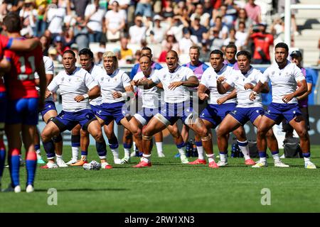 Bordeaux, Frankreich. September 2023. BORDEAUX, FRANKREICH - 16. SEPTEMBER: Haka of Samao während des Spiels der Rugby-Weltmeisterschaft Frankreich 2023 zwischen Samoa und Chile im Stade de Bordeaux am 16. September 2023 in Bordeaux, Frankreich. (Foto: Hans van der Valk/Orange Pictures) Credit: Orange Pics BV/Alamy Live News Stockfoto