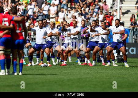 Bordeaux, Frankreich. September 2023. BORDEAUX, FRANKREICH - 16. SEPTEMBER: Haka of Samao während des Spiels der Rugby-Weltmeisterschaft Frankreich 2023 zwischen Samoa und Chile im Stade de Bordeaux am 16. September 2023 in Bordeaux, Frankreich. (Foto: Hans van der Valk/Orange Pictures) Credit: Orange Pics BV/Alamy Live News Stockfoto