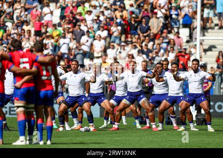 Bordeaux, Frankreich. September 2023. BORDEAUX, FRANKREICH - 16. SEPTEMBER: Haka of Samao während des Spiels der Rugby-Weltmeisterschaft Frankreich 2023 zwischen Samoa und Chile im Stade de Bordeaux am 16. September 2023 in Bordeaux, Frankreich. (Foto: Hans van der Valk/Orange Pictures) Credit: Orange Pics BV/Alamy Live News Stockfoto