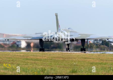 London Southend Airport, Essex, Großbritannien. September 2023. Ein ehemaliger RAF-Bomber des Typs Avro Vulcan B2 aus dem Kalten Krieg wurde auf der Landebahn des London Southend Airport für ein besonderes Ereignis abgestürzt. Das Flugzeug mit der Seriennummer XL426 flog erstmals 1962 und diente bis 1986 bei der RAF. Seitdem wurde es von der Vulcan Restoration Trust, die ausschließlich aus öffentlichen Spenden finanziert wird, in den Zustand des Bodenbetriebs zurückversetzt. Eine begrenzte Anzahl zahlender Gäste, die vom Flughafen aus gesehen werden. Die Betriebs- und Ingenieurteams des Trusts sind alle Freiwillige Stockfoto