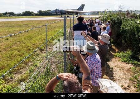 London Southend Airport, Essex, Großbritannien. September 2023. Ein ehemaliger RAF-Bomber des Typs Avro Vulcan B2 aus dem Kalten Krieg wurde auf der Landebahn des London Southend Airport für ein besonderes Ereignis abgestürzt. Das Flugzeug mit der Seriennummer XL426 flog erstmals 1962 und diente bis 1986 bei der RAF. Seitdem wurde es von der Vulcan Restoration Trust, die ausschließlich aus öffentlichen Spenden finanziert wird, in den Zustand des Bodenbetriebs zurückversetzt. Eine begrenzte Anzahl zahlender Gäste betrachtete den Flughafen, während die Leute von außen zuschauten. Die Betriebs- und Ingenieurteams des Trusts sind alle Freiwillige Stockfoto